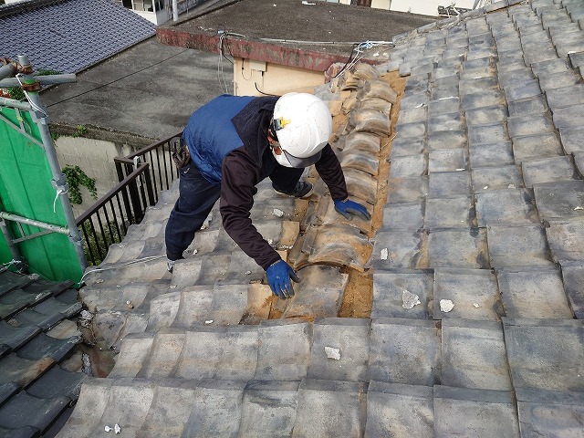 伊方町で雨漏りでお困りの瓦屋根を屋根葺き替え工事します